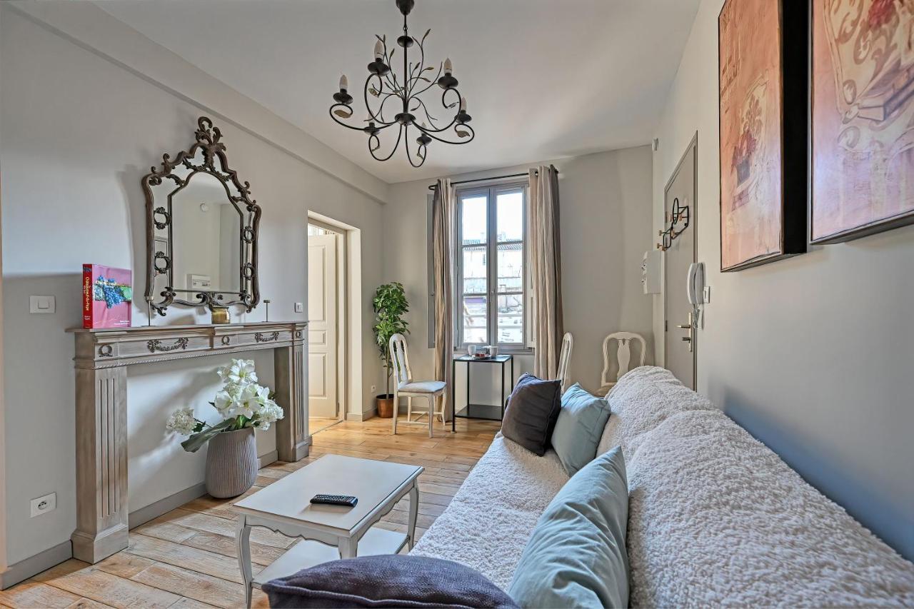 Apartment Au Coeur Des Papes, Dans Batisse De Charme & En Coeur De
