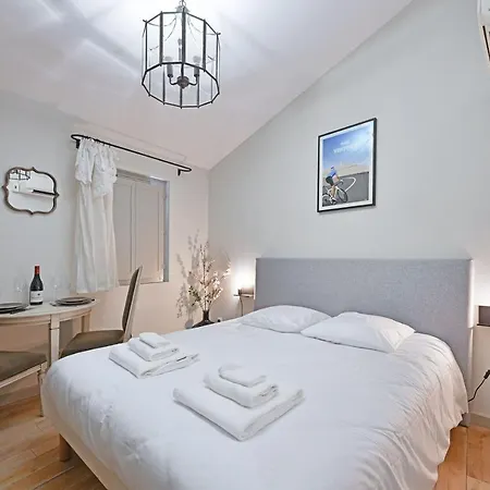 Au Coeur Des Papes, Dans Batisse De Charme Studios & Appartements En Coeur De Ville Avignon Exterior photo