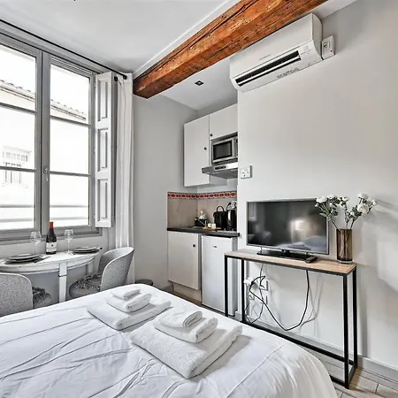 Au Coeur Des Papes, Dans Batisse De Charme Studios & Appartements En Coeur De Ville Avignon Exterior photo