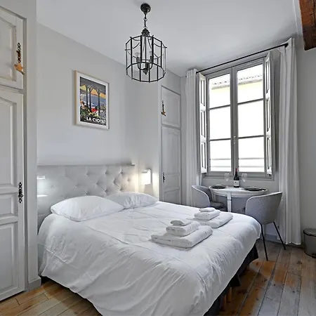 Au Coeur Des Papes, Dans Batisse De Charme Studios & Appartements En Coeur De Ville Avignon Exterior photo