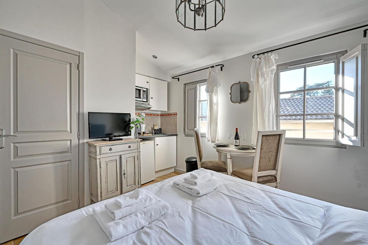 Au Coeur Des Papes, Dans Batisse De Charme & En Coeur De Appartement *