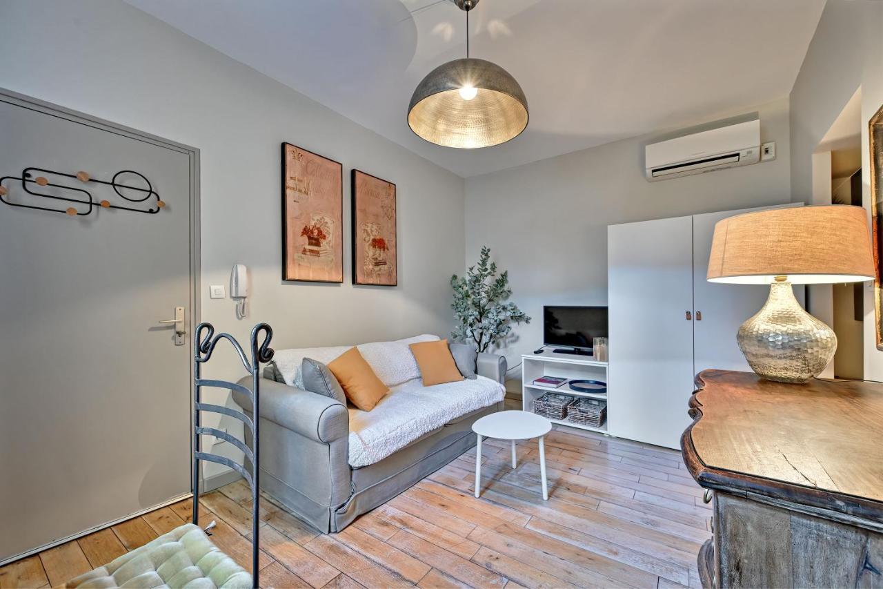 Au Coeur Des Papes, Dans Batisse De Charme & En Coeur De Appartement *