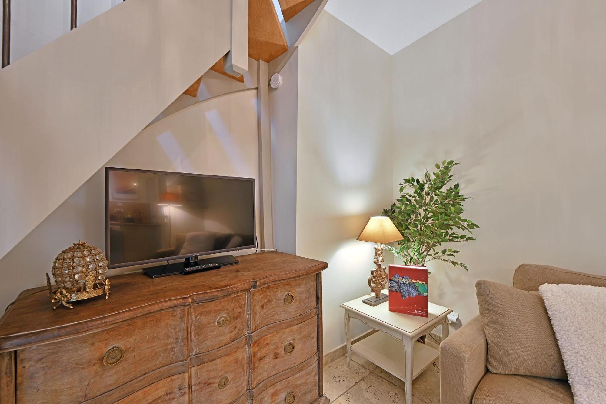Apartment Au Coeur Des Papes, Dans Batisse De Charme & En Coeur De
