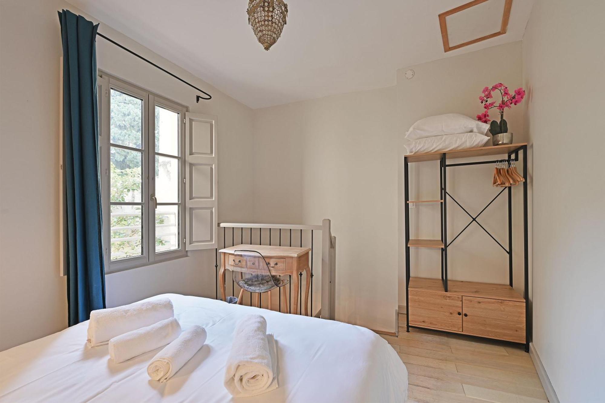 Au Coeur Des Papes, Dans Batisse De Charme & En Coeur De Appartement